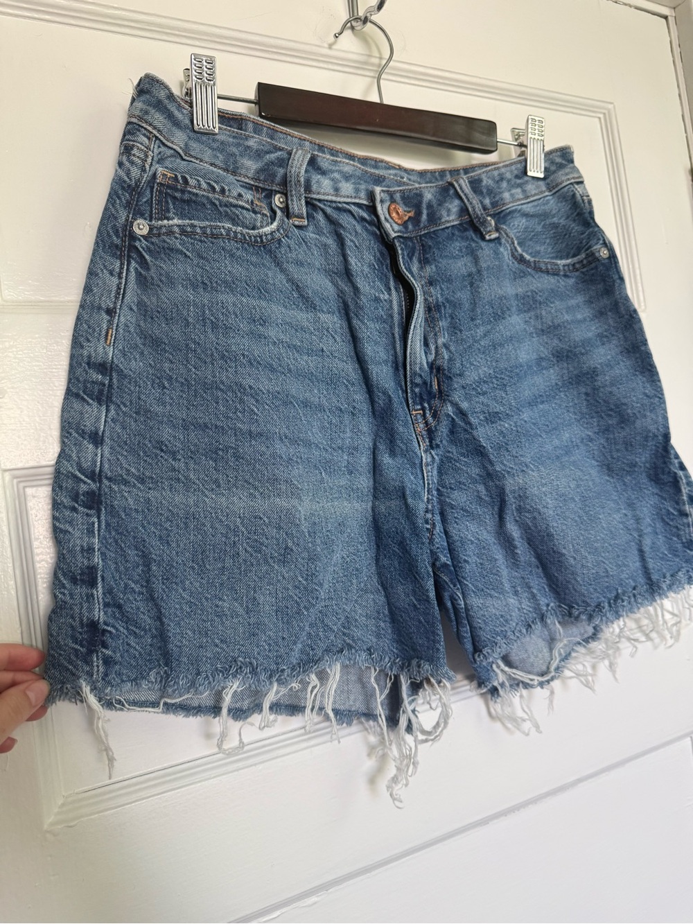 American Eagle Outfitters Highest Rise Mom Frayed Raw Hem Blue Denim Shorts Sz 8 - Picture 6 of 11